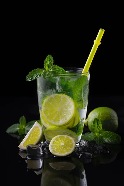 Refrescante mojito de cóctel alcohólico de verano con hielo, menta fresca y lima — Foto de Stock