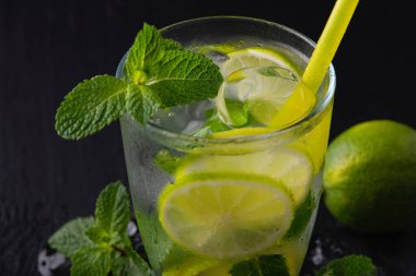 Yaz aylarının ferahlatıcı alkollü kokteyl mojito buzlu, taze nane ve limonlu