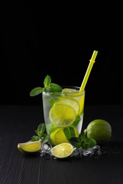 Refrescante mojito de cóctel alcohólico de verano con hielo, menta fresca y lima — Foto de Stock