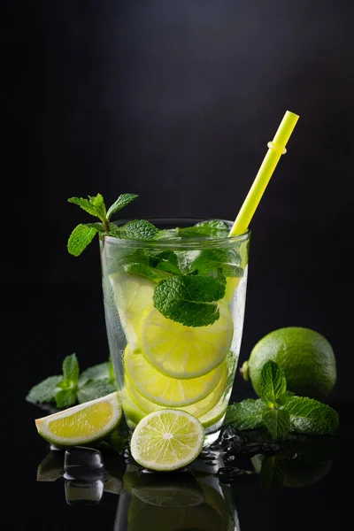 Mojito rinfrescante cocktail alcolico estivo con ghiaccio, menta fresca e lime — Foto Stock