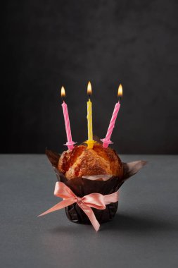 Doğum günü çöreği. Kek ve pembe kurdele, fotokopi alanı olan gri arkaplan