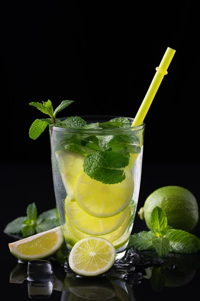 Uppfriskande sommar alkoholhaltig cocktail mojito med is, färsk mynta och lime — Stockfoto