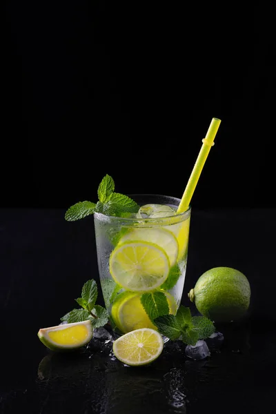 Uppfriskande sommar alkoholhaltig cocktail mojito med is, färsk mynta och lime — Stockfoto