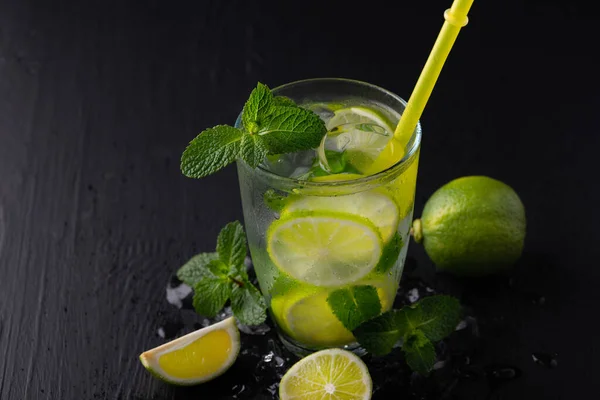 Frissítő nyári alkoholos koktél mojito jéggel, friss mentával és lime-mal — Stock Fotó