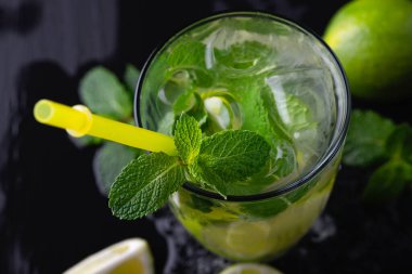 Yaz aylarının ferahlatıcı alkollü kokteyl mojito buzlu, taze nane ve limonlu