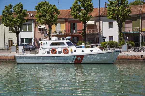 Nave blanca en el muelle — Foto de Stock