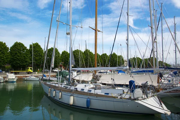 Yates en el muelle en el puerto de Rimini, Italia —  Fotos de Stock