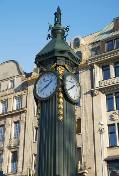 Klockan på gatan i Düsseldorf. Tyskland. — Stockfoto