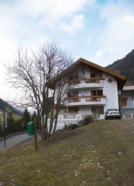 Casa nas montanhas na Áustria — Fotografia de Stock