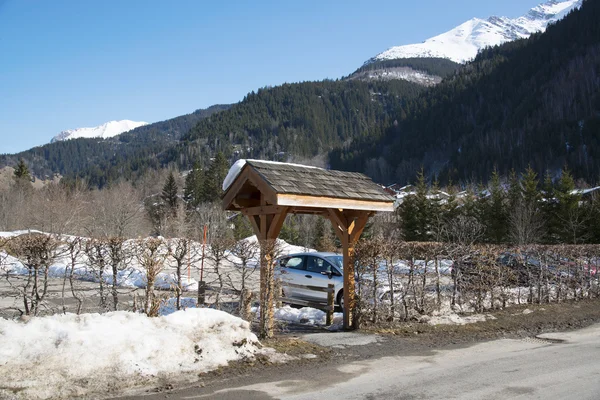 Coche cerca de una carretera a través de montañas —  Fotos de Stock