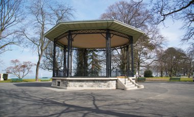 Cenevre'de bir parkta çardak