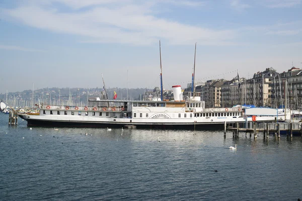 White ship on the waterfront — Stock Photo, Image