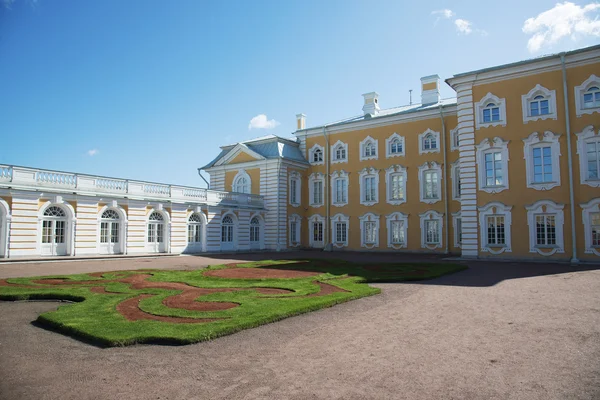 Territorium nära palatset Peterhof — Stockfoto