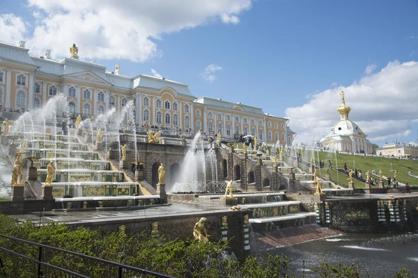 Brunnen des Petergof-Palastes — Stockfoto