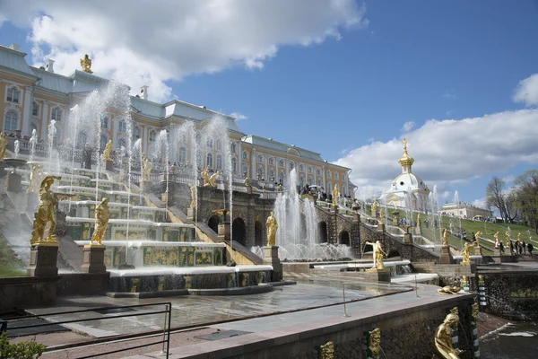 ペテルゴーフ宮殿の噴水 — ストック写真