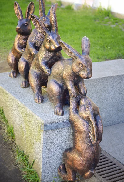 Бронзовая скульптура с зайцами — стоковое фото