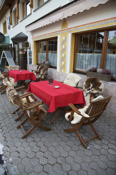 Café callejero en una pequeña ciudad —  Fotos de Stock