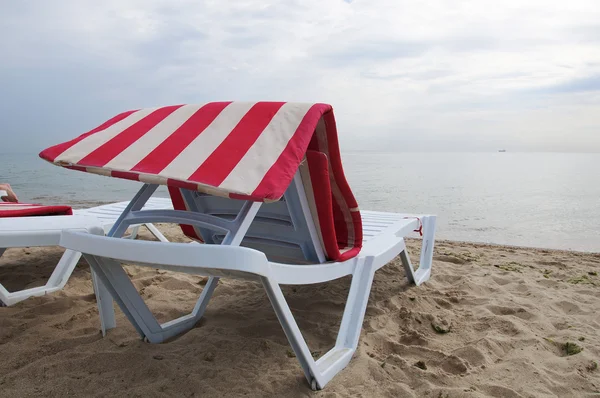 A chair for relaxing on the beach — Stockfoto