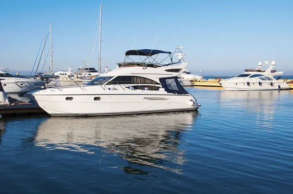 Weiße Yachten im Hafen — Stockfoto