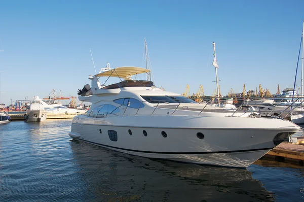 Yacht bianco nel porto. Sul mare calma . — Foto Stock