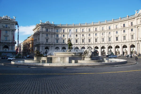 Rzym, Włochy - 24 listopada, Rome miejskiego życia. Widok z Rome Piazza della Reppublica 24 listopada 2015, Rzym, Włochy. — Zdjęcie stockowe