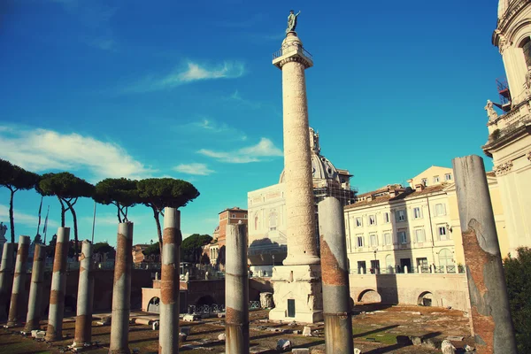 Van Trajanus kolom en Basilica Ulpia, Rome, Italië — Stockfoto