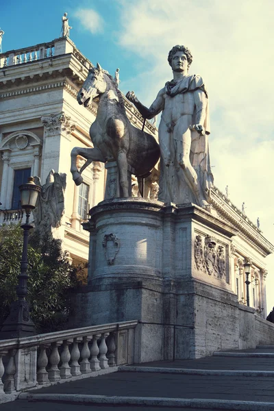 一匹马在国会大厦广场，罗马，意大利前的蓖麻的雕像. — 图库照片