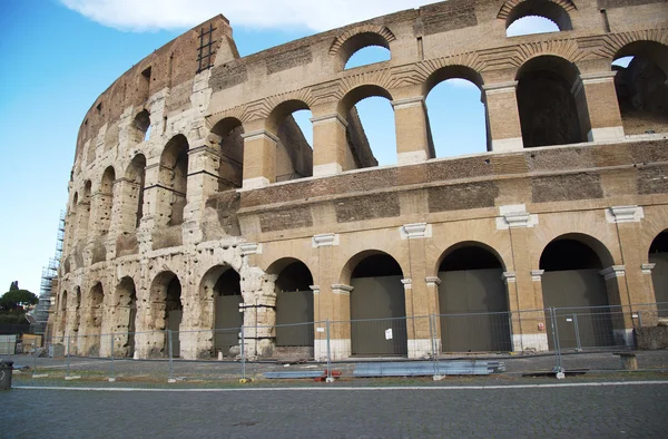 Oude muren van grote Romeinse amfitheater colosseum in rome, Italië — Stockfoto