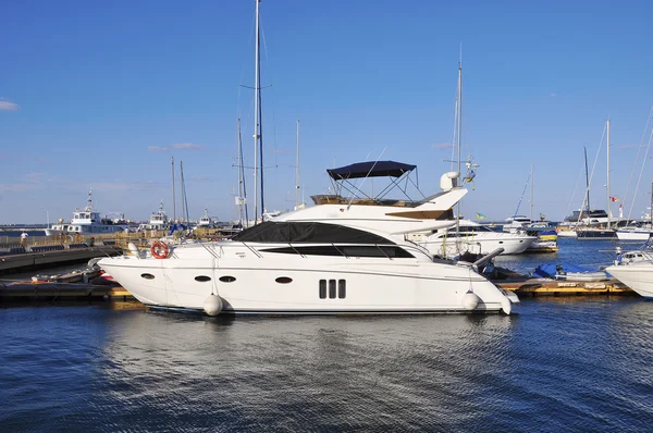 White yacht in the port is waiting — Stock Photo, Image