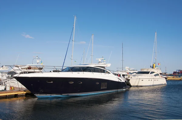 Svart yacht i hamnen väntar — Stockfoto