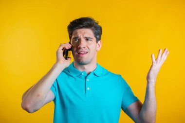 Adam öfkeli ve cep telefonuyla konuşuyor. Sinirli olmak, öfke içinde bağırmak, stres, zihinsel sıkıntı, sinirlilik, başarısızlığa tepki.