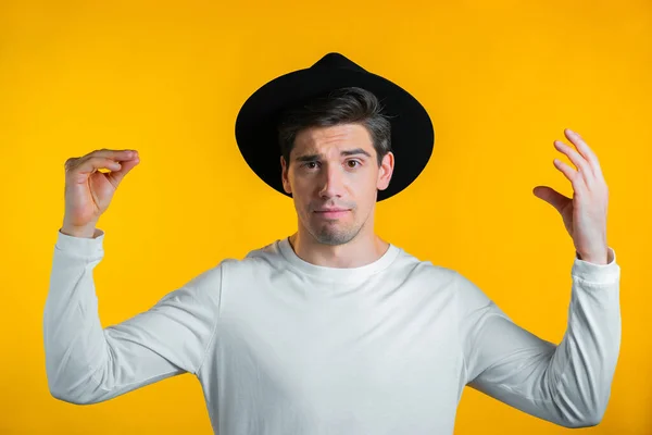 Pohledný muž ukazující bla-bla-bla gesto s rukama izolovanýma na žlutém pozadí. Prázdné sliby, blah koncept. Lier. — Stock fotografie
