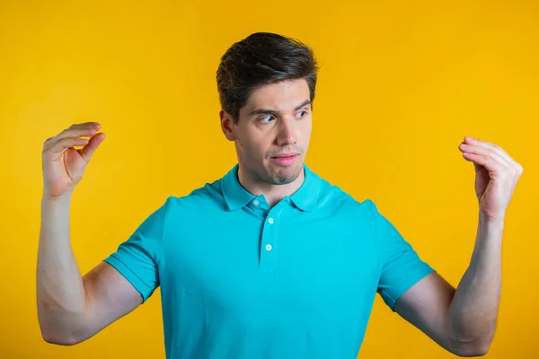 Bonito homem entediado mostrando bla-bla-bla gesto com as mãos e rolando os olhos isolados no fundo amarelo. Promessas vazias, conceito blá. Mentiroso. — Fotografia de Stock