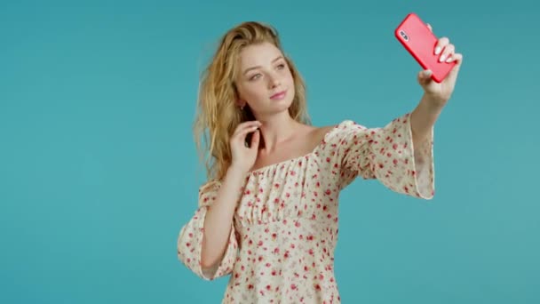 Sorridente donna felice fare selfie su smartphone su sfondo blu. Tecnologia, dispositivo mobile, concetto di social network — Video Stock