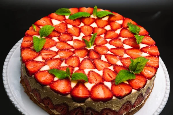 Fantastisk vacker handdekorerad hemmagjord jordgubbe Fraisier tårta. Smaklig, färsk, aptitretande dessert närbild med kvistar av mynta. Konfektyrkonst, perfektionism i matbegreppet. — Stockfoto