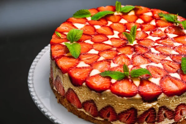 Incredibile bella mano decorata torta fatta in casa fragola Fraisier. Dolce gustoso, fresco e appetitoso primo piano con rametti di menta. Arte dolciaria, perfezionismo nel concetto di cibo. — Foto Stock