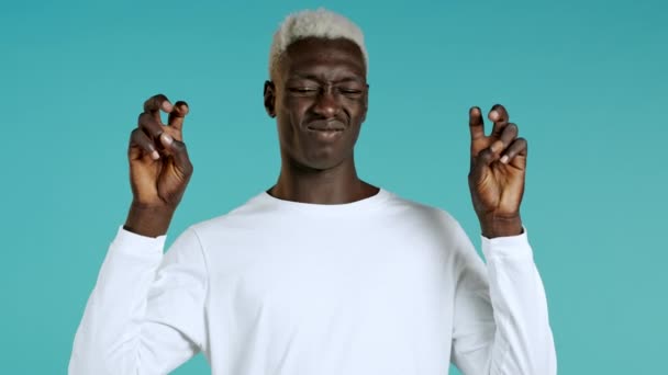 Homem africano com penteado branco mostrando com as mãos e dois dedos como citações gesto, dobre os dedos isolados sobre fundo azul. Conceito muito engraçado, ironia e sarcasmo. — Vídeo de Stock
