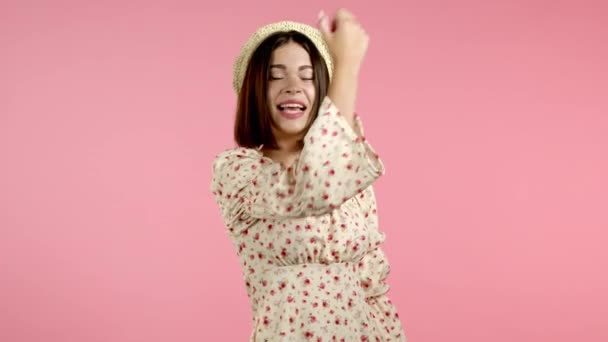 Mulher muito feliz e feliz, ela mostra sim gesto de vitória, ela alcançou resultado, metas. Surpreendido animado feliz senhora no fundo rosa — Vídeo de Stock