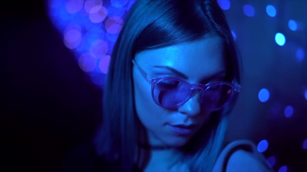 Ritratto di ragazza carina enigmatica millenaria con insolita acconciatura blu tinta di notte. Misteriosa donna hipster in occhiali. — Video Stock