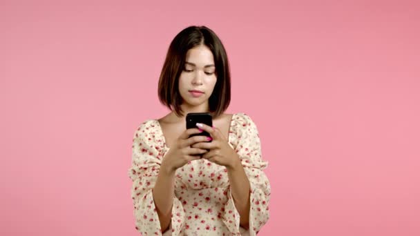 Femme reçoit une mauvaise notification sur le téléphone mobile. La fille est malheureuse, déçue. Concept technologique. — Video