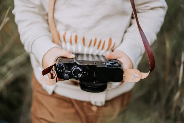 Childs ruce zblízka s vintage retro kamerou. Chlapec studuje fotit. — Stock fotografie