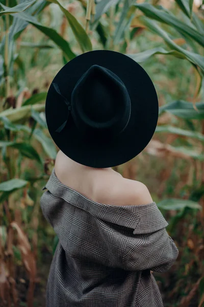 Модна жінка в плетеному блістері та хіпстерському капелюсі на кукурудзяному фоні. портрет дівчини моди, вона позує на природному пейзажі . — стокове фото
