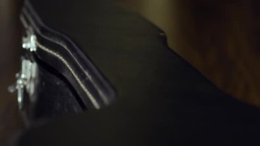 Adam çantadan bir gitar çıkardı.