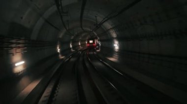Geriye doğru giden trenin ters yönünden metro tünelinin görüntüsü. Modern şehir tünelinde hızlı yeraltı treni. Barselona 'da uzun bir yeraltı treni görüntüsü var.