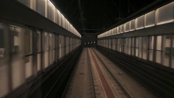 Vista del tunnel della metropolitana visto dal finestrino posteriore del treno in movimento. La metropolitana veloce parte dalla moderna stazione della metropolitana. lungo filmato di un treno sotterraneo a Barcellona seguendo il suo percorso — Video Stock