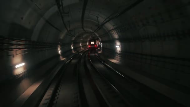 後方列車の移動の逆から見た地下鉄トンネルの眺め。近代都市のトンネルに乗る高速地下鉄バルセロナの地下鉄の長い映像は、そのルートに続く — ストック動画