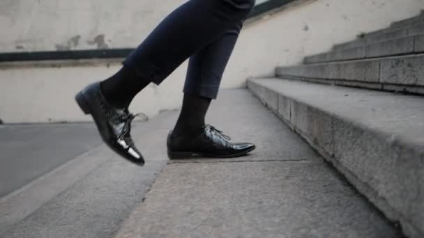 Piernas de mujer de negocios en zapatos de cuero negro subiendo escaleras en la escalera. Mujer sexy cerca de la oficina después del trabajo. Estudiante ir a clases. Movimiento lento — Vídeo de stock
