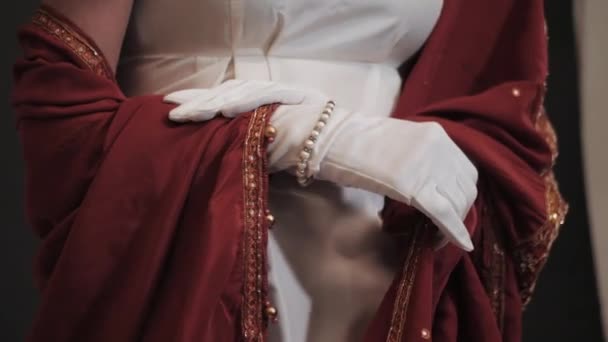 Luxueuse femme rétro avec des bijoux coûteux en blanc et rouge robe historique du 18ème siècle posant. Fille en longs gants de soie. Mouvement lent. — Video