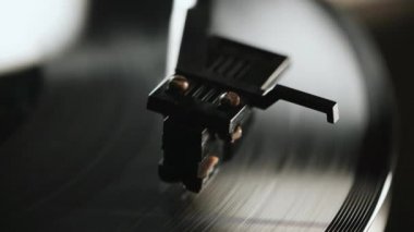 Retro-stil bir pikabın siyah plak çevirdiği bir film. Sinemagraf. Yan görüş. Analog ses ekipmanı, ses konsepti.