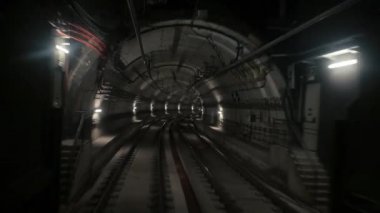 Geriye doğru giden trenin ters yönünden metro tünelinin görüntüsü. Modern şehir tünelinde hızlı yeraltı treni. Barselona 'da uzun bir yeraltı treni görüntüsü var.